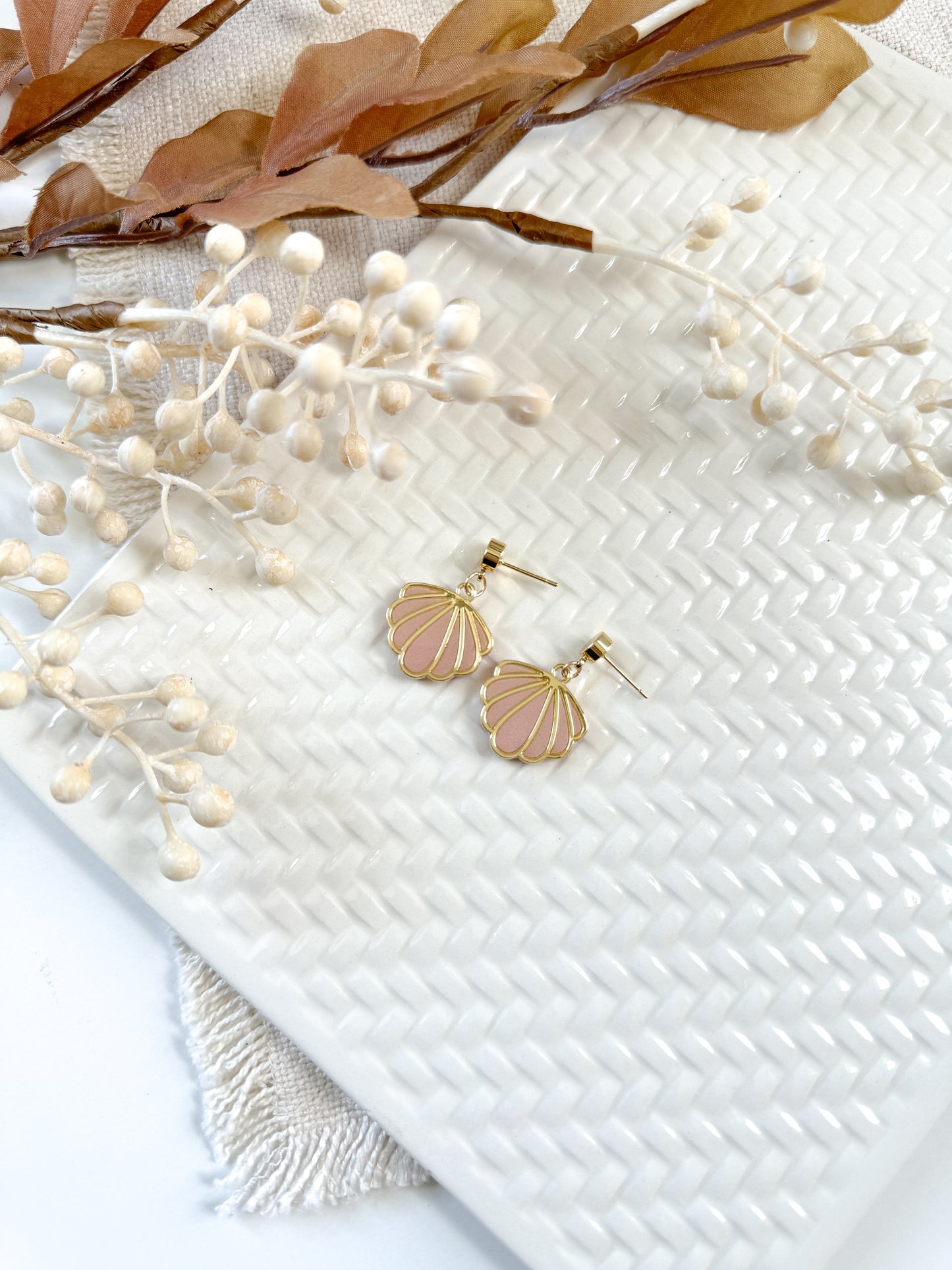 Gold seashells